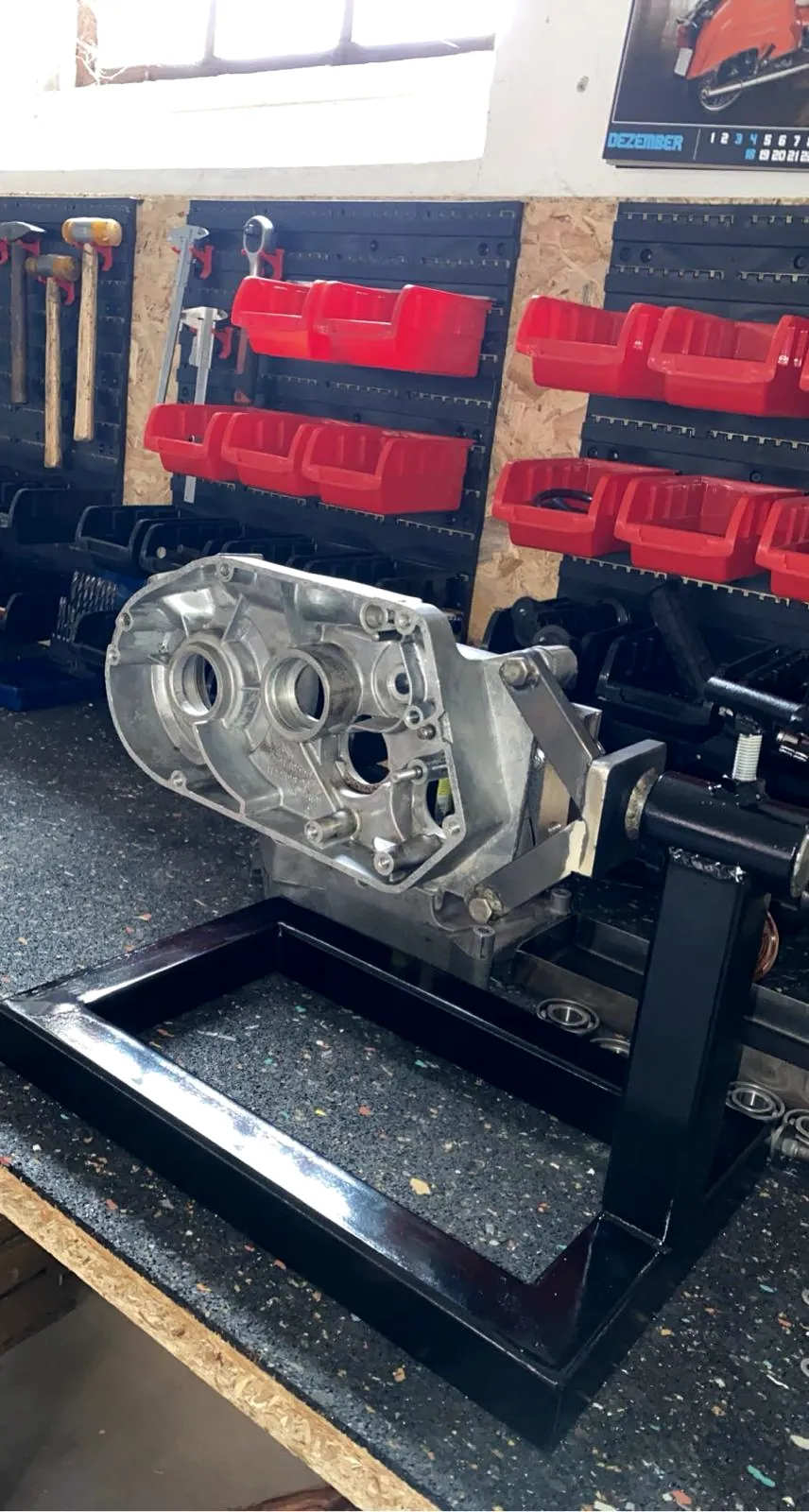Schwarz lackierter Motorständer mit eingespanntem Simson-Motorgehäuse auf der Werkbank