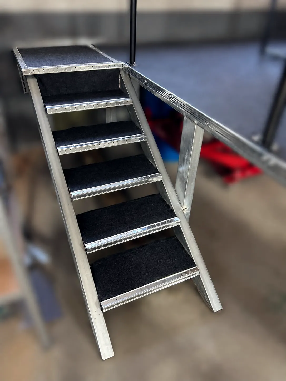 Stahltreppe nach Maß mit Trittstufen und Kantenschutz